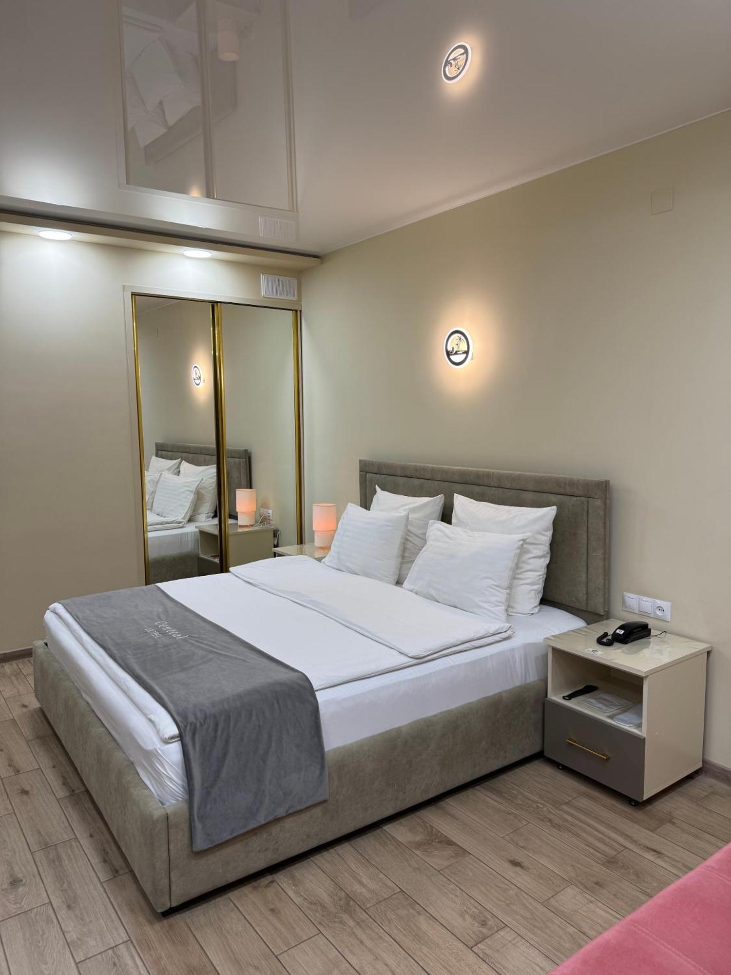 Central Hotel Гюмри Екстериор снимка